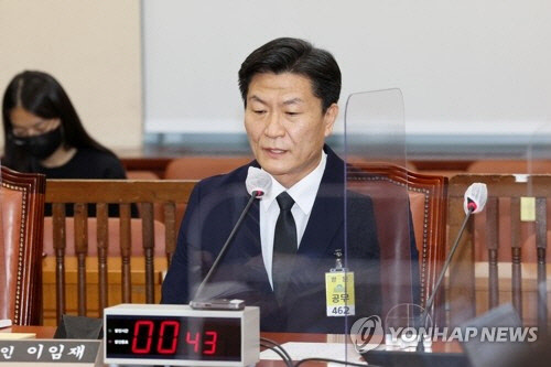 '이태원 압사 참사' 당시 현장 총괄 책임자였던 이임재 전 용산경찰서장이 16일 서울 여의도 국회에서 열린 행정안전위원회 전체회의에 증인으로 출석, 의원들의 질의에 답변하고 있다. 연합뉴스